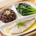 【肺結(jié)節(jié)患者的膳食調(diào)整】肺結(jié)節(jié)患者的膳食核心原則是均衡營(yíng)養(yǎng)、增強(qiáng)肺功能保護(hù)、減少肺部刺激、避免可能加重炎癥或代謝負(fù)擔(dān)的食物，同時(shí)需結(jié)合患者是否有基礎(chǔ)疾?。ㄈ缣悄虿?、高血壓、慢阻肺等）及結(jié)節(jié)性質(zhì)（良性觀(guān)察 / 惡性治療期）靈活調(diào)整。