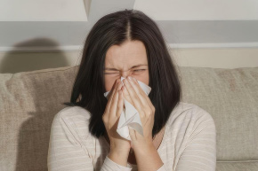 【如何預防過敏性鼻炎】過敏性鼻炎，又稱變應性鼻炎，是鼻腔黏膜接觸過敏原后引發的非感染性炎性疾病，過敏性鼻炎無法根治，但規范預防和治療可有效控制癥狀，避免病情加重或誘發并發癥。