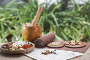 【三伏天的中醫養生之道】三伏天是一年中氣溫最高、濕氣最重的時期，此時自然界陽氣最盛，人體陽氣也隨之浮于體表，而內里相對空虛，且易受暑邪、濕邪侵襲。中醫養生遵循 “天人合一”“順應四時” 的原則，強調在三伏天通過調整起居、飲食、運動、情志等，達到 “養陽、祛濕、防耗傷” 的目的。