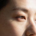 【睡眠不足对皮肤的影响】研究表明，睡眠不足会导致生长激素水平下降，从而抑制胶原蛋白的生成。胶原蛋白是皮肤屏障的重要组成部分，有助于保护皮肤免受外部刺激物的侵害。睡眠不足会诱发炎症反应，导致皮肤发红、肿胀和出现痘痘等皮肤问题。