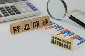 【政策工具箱的“擇機”智慧：透視中國貨幣政策的三重邏輯】在全球經濟寒潮持續、國內經濟轉型升級的關鍵時刻，央行的貨幣政策工具箱正在展現前所未有的戰略定力與戰術彈性。這種政策選擇既非簡單的逆周期調節，也不是機械的規則驅動，而是基于復雜經濟現實的動態平衡藝術。