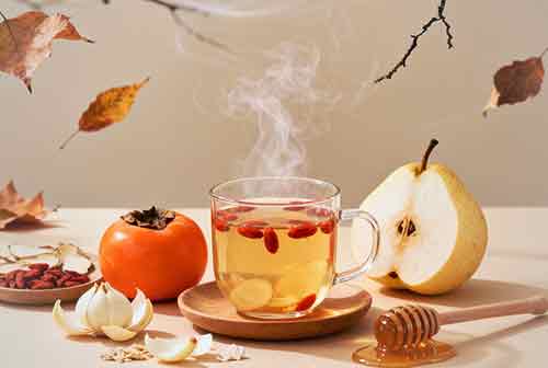 【秋末潤補(bǔ)】寒露過后到霜降前這段時(shí)間，很多人都會(huì)有同樣的感受：嘴巴干得快說不動(dòng)話、皮膚緊繃容易脫屑、嗓子總有點(diǎn)癢癢，卻咳不出什么痰……這是典型的“燥寒夾擊”。氣溫降低的同時(shí)，空氣濕度也在直線走低。結(jié)果就是：冷風(fēng)一吹，干燥的空氣更容易帶走身體的水分。再加上寒邪收縮氣機(jī)，讓呼吸道的舒展不暢，于是出現(xiàn)了“越冷越干”的秋末不適。今天就分享3個(gè)簡單實(shí)用的“潤補(bǔ)方”，幫你從吃、用到日常注意事項(xiàng)，緩解秋末的干與寒。
