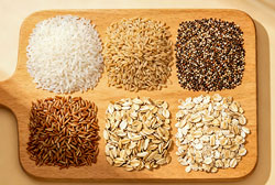 你的一天，也许是这样开始的：早晨，一片烤面包配拿铁；中午，一份外卖盖饭；晚上，白米饭加点肉菜。看起来干净、方便、饱腹——但你知道吗？这些“精加工食品”，正在悄悄偷走你最该补的营养之一：膳食纤维。