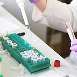 現(xiàn)在的養(yǎng)生，越來(lái)越強(qiáng)調(diào)效率：要快見(jiàn)效、要不影響工作、要盡量不改變?cè)猩罟?jié)奏。補(bǔ)充、刺激、續(xù)航，成了很多人默認(rèn)的健康方案。真正的休息、恢復(fù)和停下來(lái)，反而顯得奢侈。這種養(yǎng)生方式背后，其實(shí)隱藏著一個(gè)共同前提：生活不會(huì)變輕松，人只能再撐一會(huì)兒。當(dāng)身體只被允許保持“可用狀態(tài)”，所謂的養(yǎng)生，很可能只是另一種形式的透支。