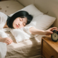 【怎样做到科学睡眠】科学的睡眠是人体的 “天然修复器” 和 “功能调节器”，对人体健康、认知功能及整体生活质量有着至关重要的影响，因此，养成规律的作息、营造良好的睡眠环境、重视睡眠质量，是维护健康的基础。