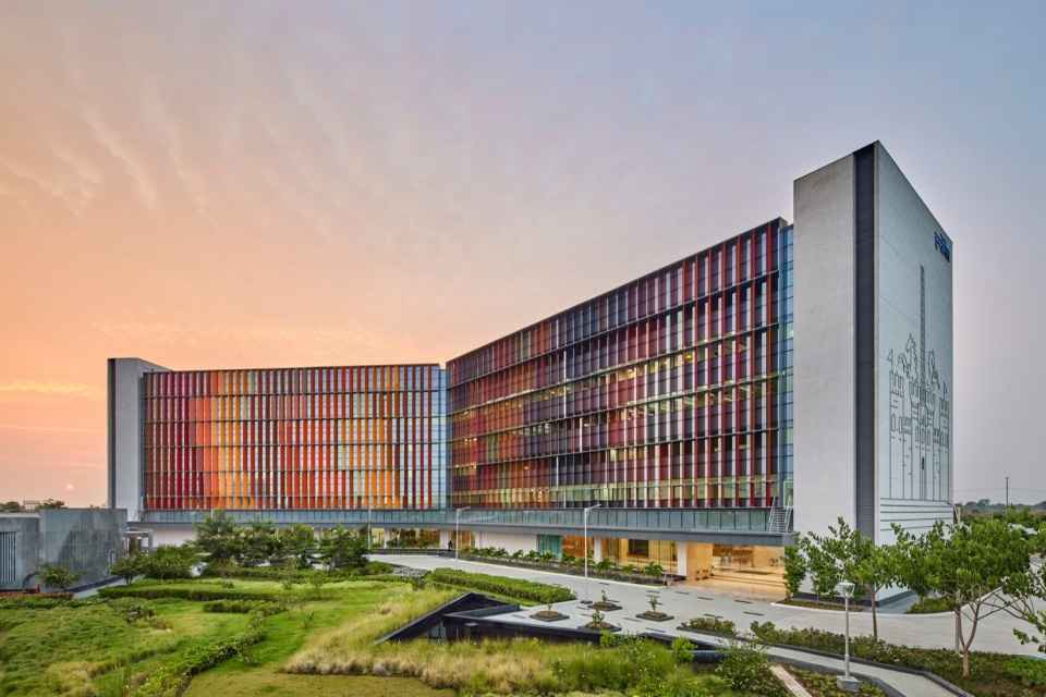 3a7b6a9dbec89b3f9e90ee2a5f870550_020-Infosys-Campus-Nagpur-Maharashtra-by-Morphogenesis-960x640.jpg