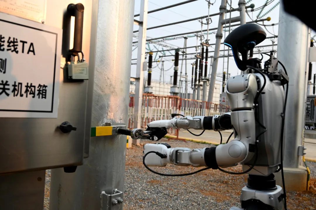 人形机器人对220千伏吉安变电站变电间隔隔离开关接地进行螺栓紧固.jpg