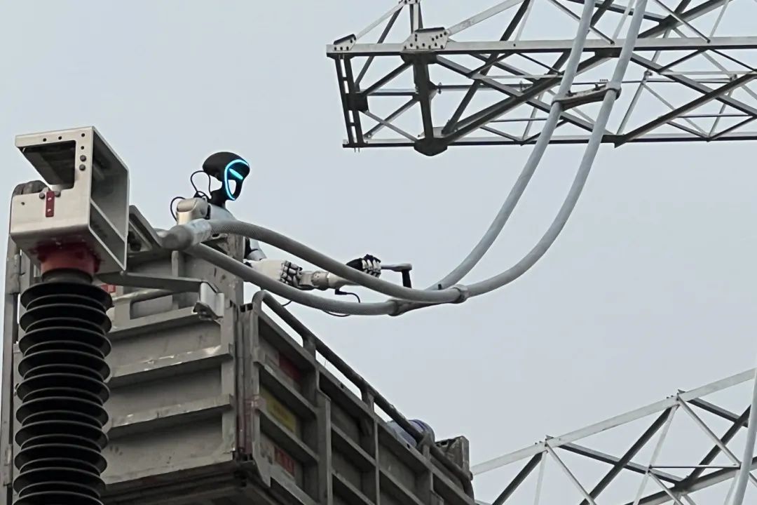 人形机器人开展220千伏吉能线引流线螺栓紧固作业。2.jpg