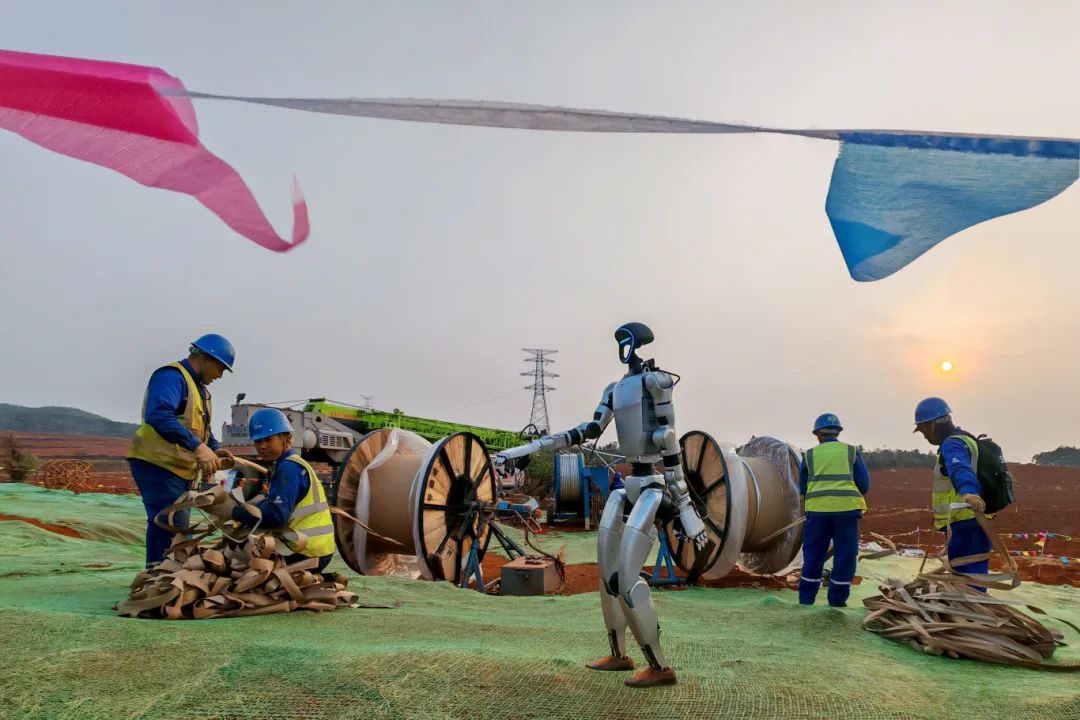 人形机器人在220千伏圭可线导线展放施工现场.jpg
