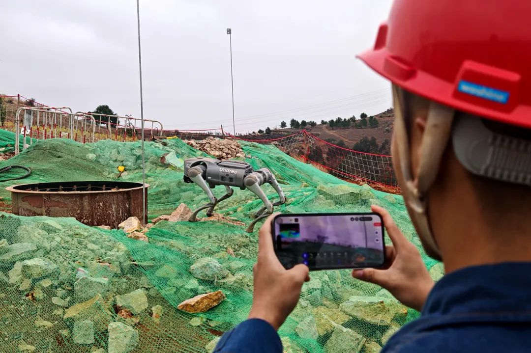机器狗对220千伏吉能线基坑开挖、钢筋绑扎施工质量进行检查1.jpg